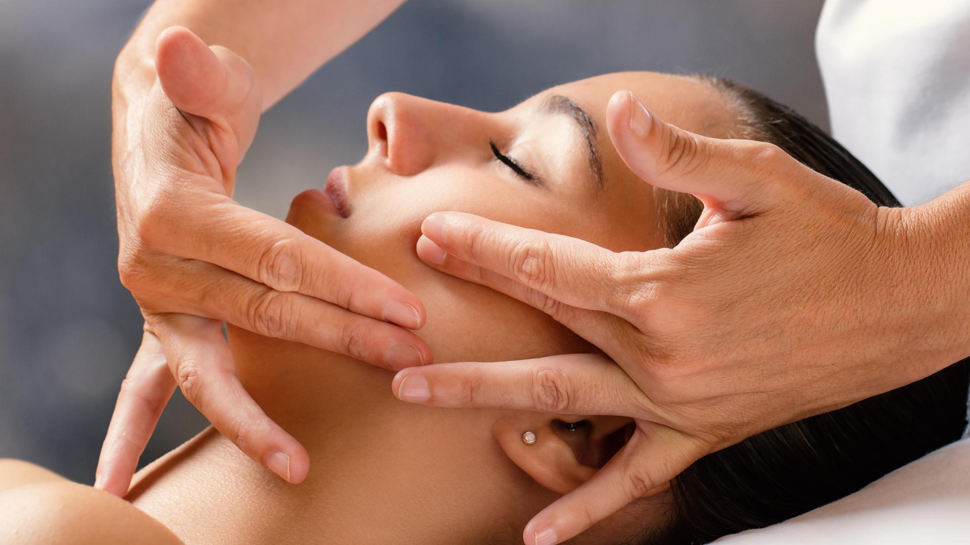 Φωτογραφία προσώπου που λαμβάνει μασάζ προσώπου στο Agigma
Photo of a face receiving a face massage at Agigma